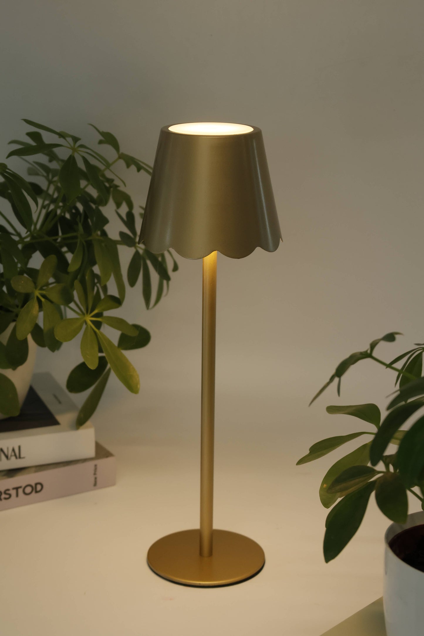 LED Lamp – Scalloped Shade – Black / Gold: Gold